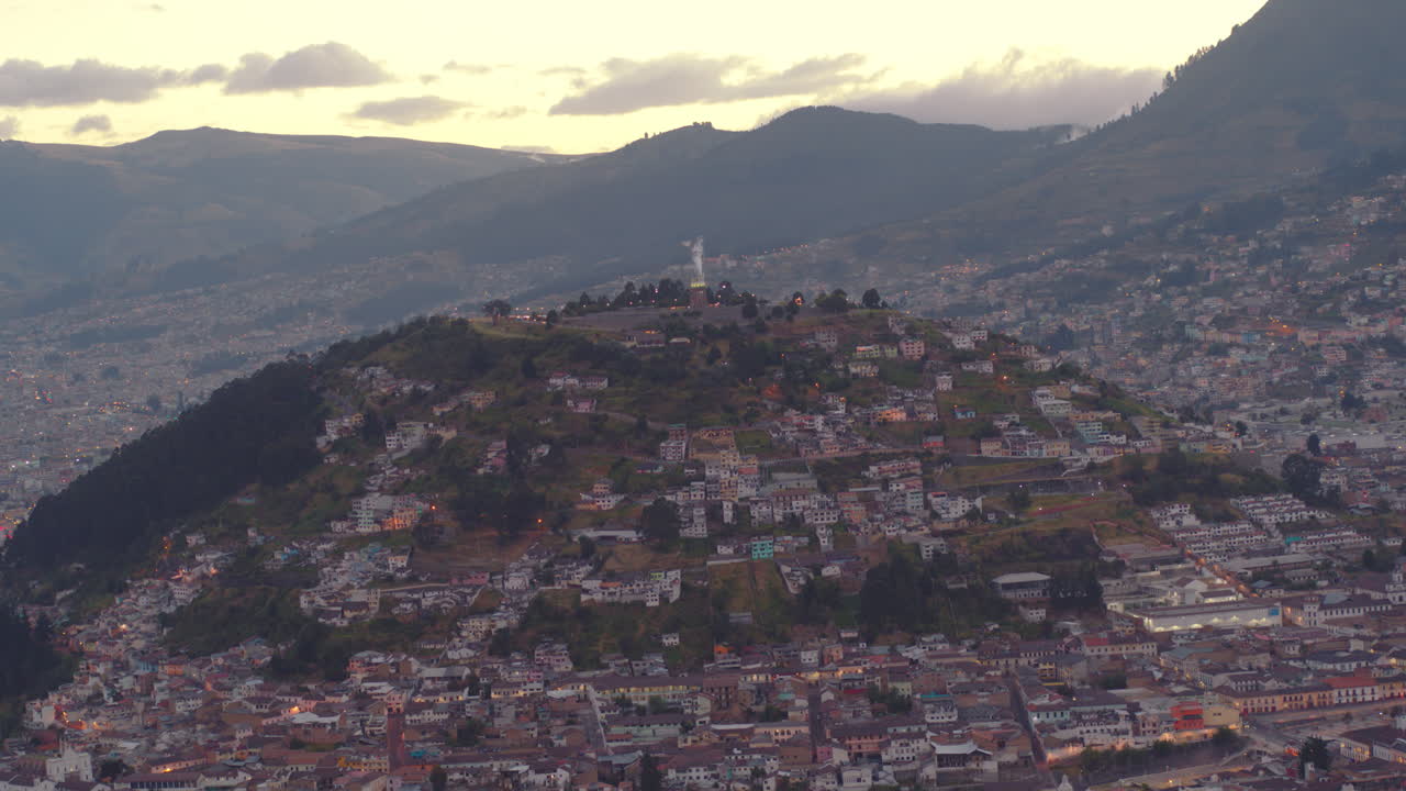 tarde vista aérea panecillo quito ecuador