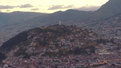 Nachmittagsluftaufnahme-Panecillo-Quito-Ecuador