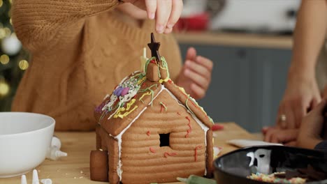 video de una chica linda decorando una casa de pan de jengibre