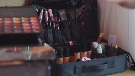 paleta de colores y accesorios de maquillaje