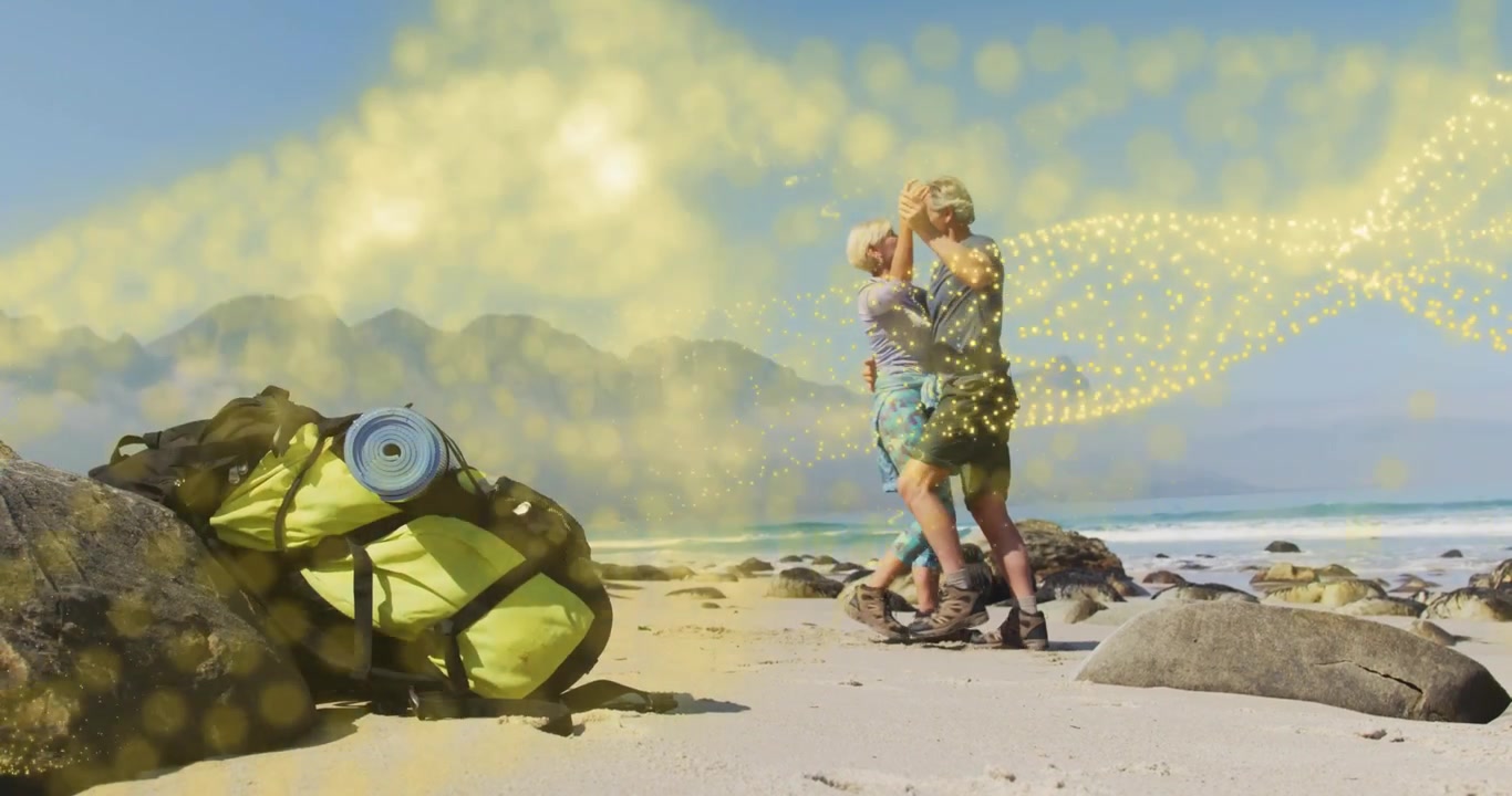Coppia in viaggio all'aperto dopo aver posato uno zaino verde lime, che balla mentre particelle dorate vorticano verso l'alto