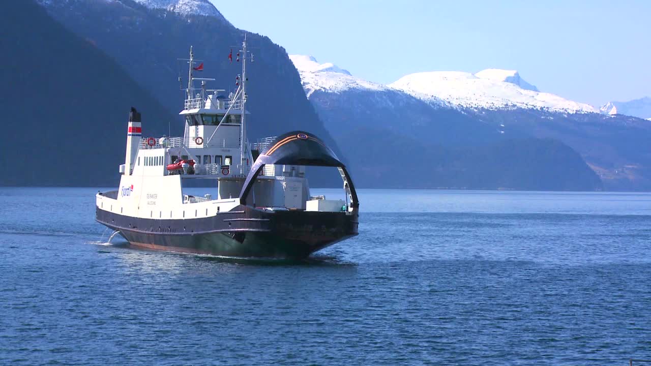 페리 보트가 노르웨이의 피요르드를 횡단합니다.