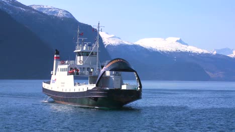 Eine-Fähre-überquert-Die-Fjorde-Norwegens