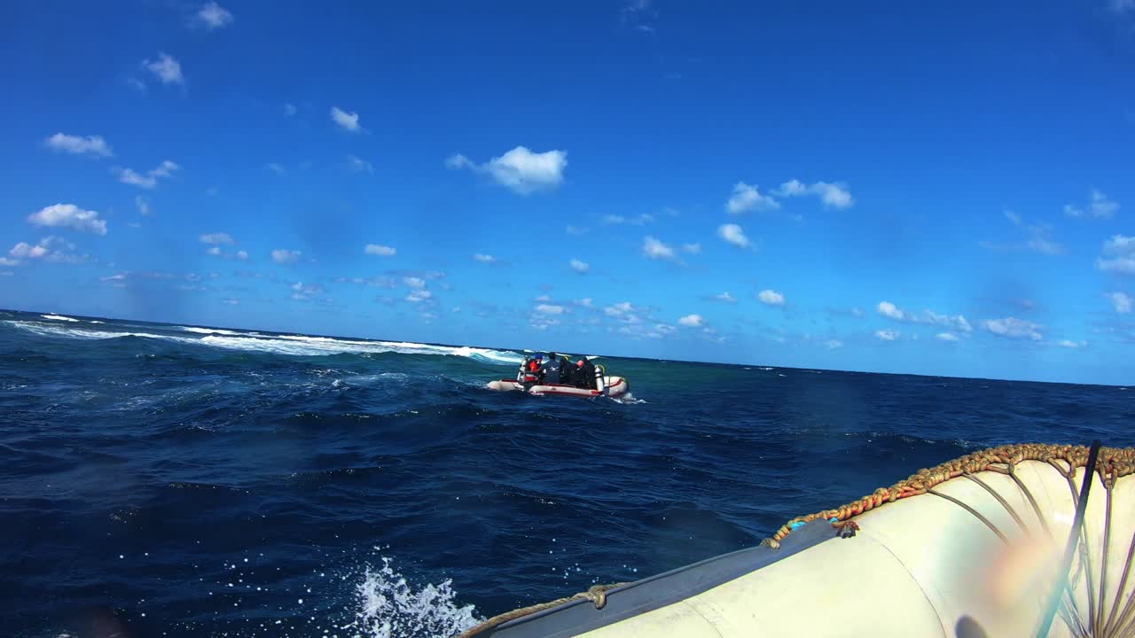 다이버를 다이빙 장소로 데려가는 모터보트