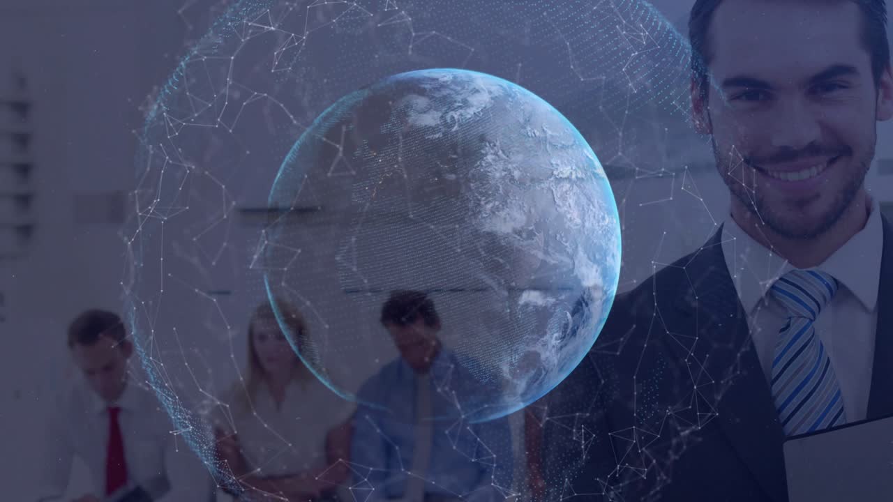 Digital klode dukker opp og roterer, med en mann som kommer inn fra høyre mens teamet leser, og viser nettverket.