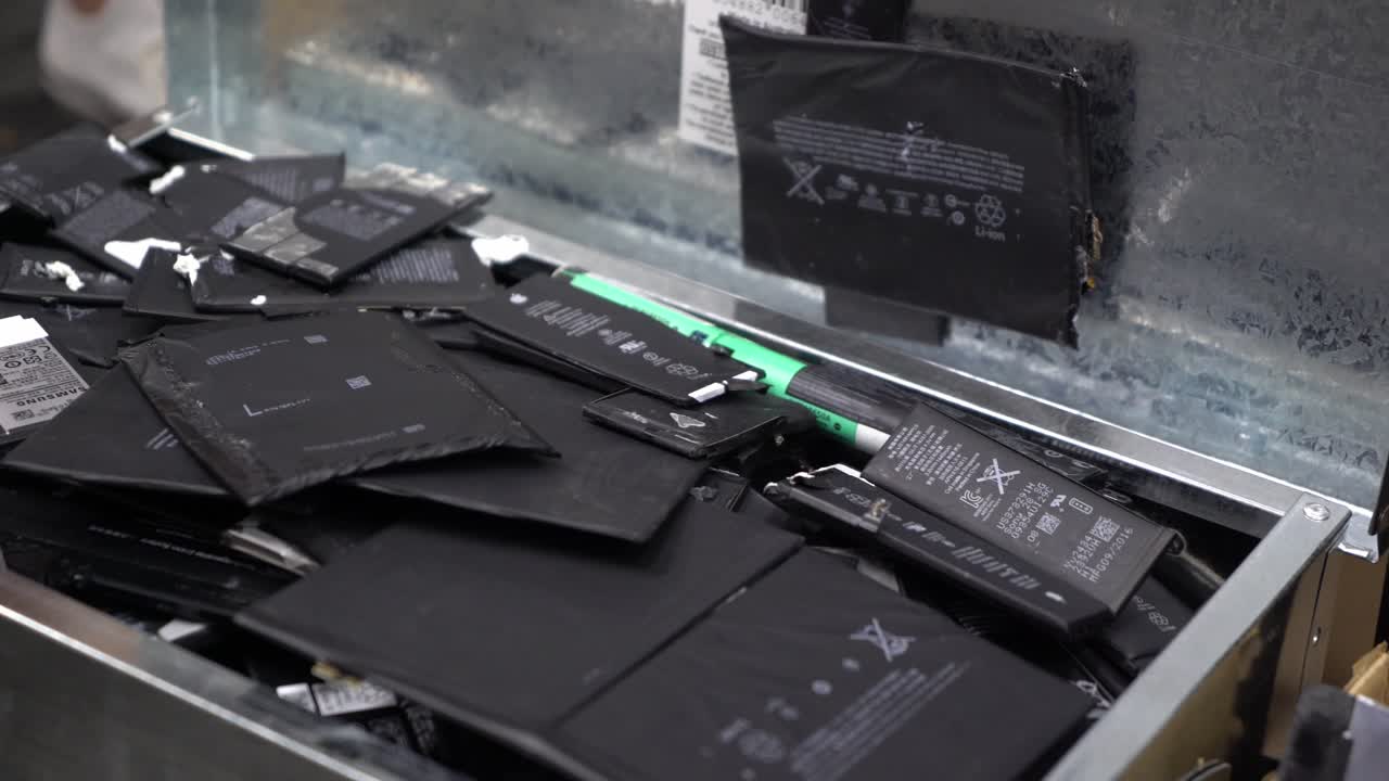 abriendo una caja de baterías de teléfono usadas con una sartén