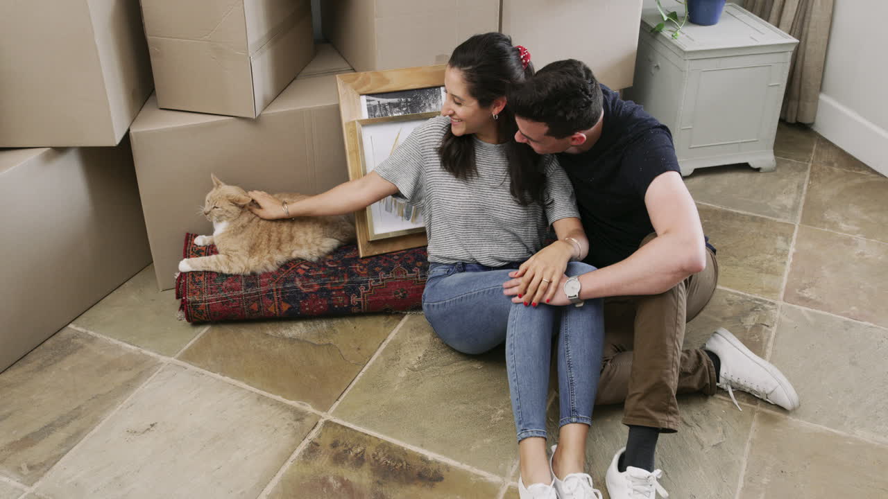 una pareja feliz mudándose.