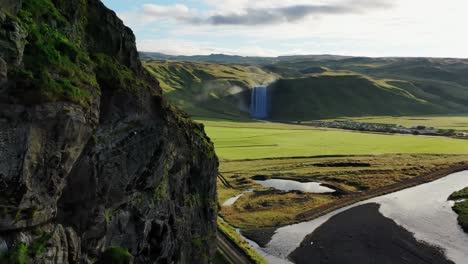 Tiro-De-Drone-De-Una-Cascada-En-Islandia