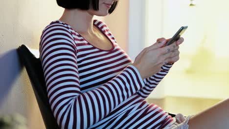 mujer usando teléfono móvil en casa 4k