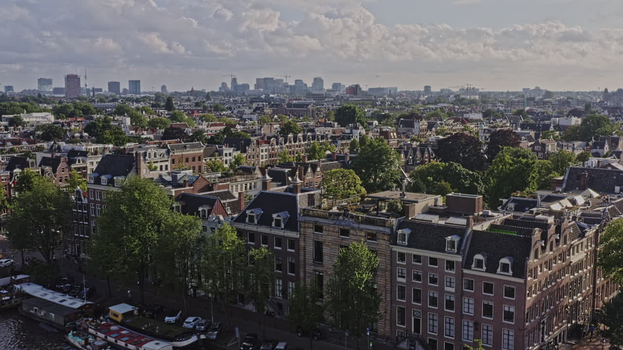 amsterdam países bajos antena v35 barrios elevados de bajo nivel de jodenbuurt, grachtengordel y de weteringschans capturando el paisaje urbano de casas adosadas y barcos holandeses en el canal de agua - agosto de 2021