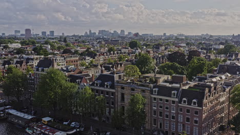 Amsterdam-Países-Bajos-Antena-V35-Barrios-Elevados-De-Bajo-Nivel-De-Jodenbuurt,-Grachtengordel-Y-De-Weteringschans-Capturando-El-Paisaje-Urbano-De-Casas-Adosadas-Y-Barcos-Holandeses-En-El-Canal-De-Agua---Agosto-De-2021