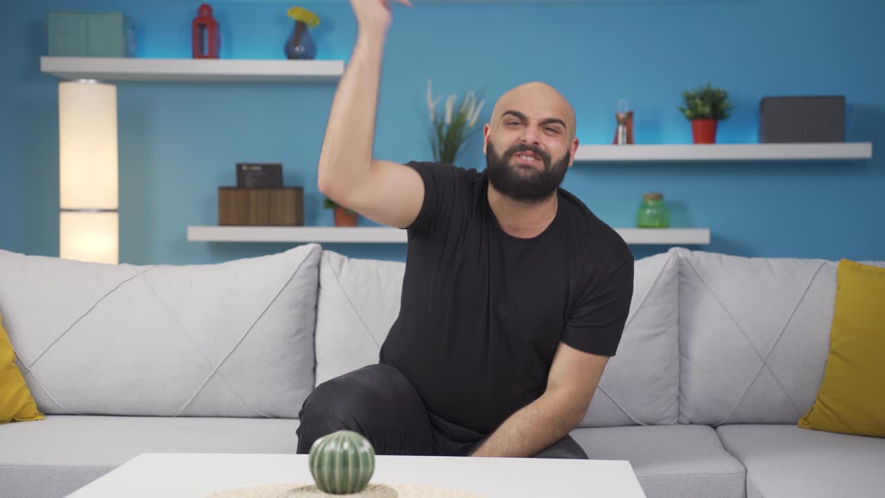 hombre feliz bailando para la cámara.
