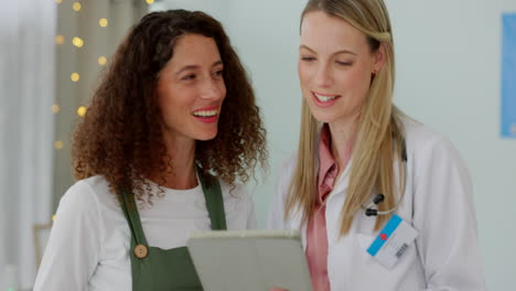 médico y paciente discutiendo los resultados