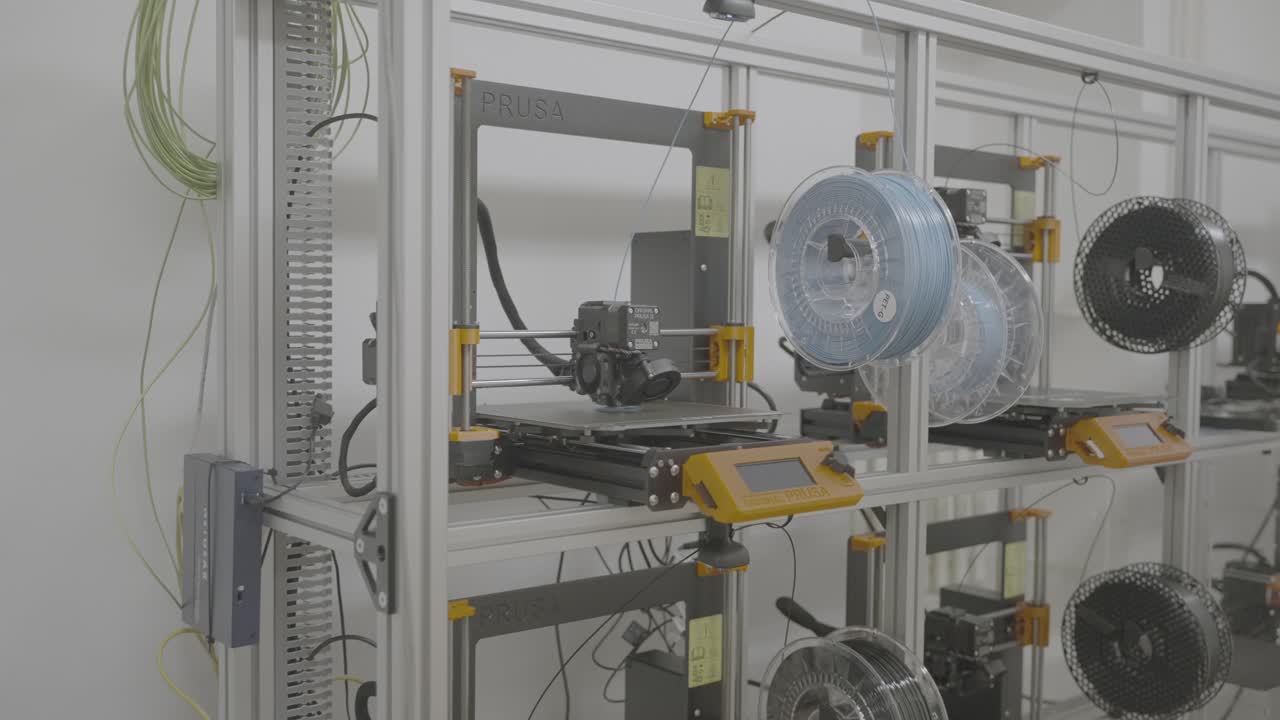 중간  ⁇ , 3d 프린터의 농장, 왼쪽 프린터는 인쇄의 시작에 있습니다 하 ⁇  실험실에서 파란 스프로켓