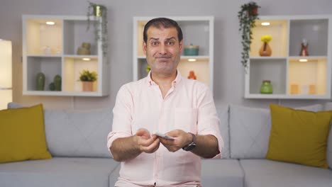 hombre enojado con un pico alto.