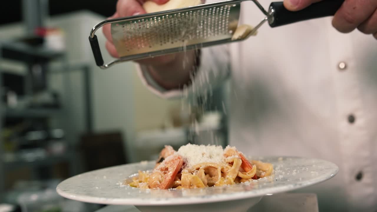 셰프가 파르메잔 치즈로 장식한 파스타