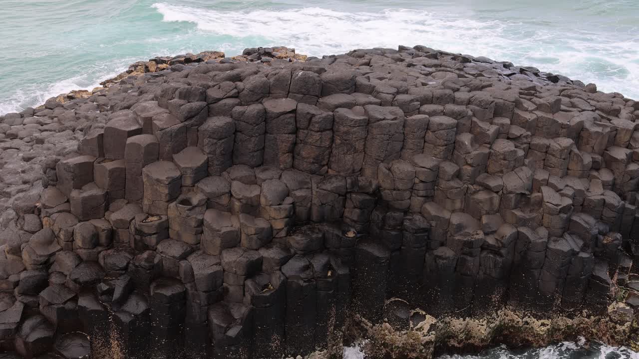파동은 시간이 지남에 따라 바살트 기둥과 상호 작용합니다.