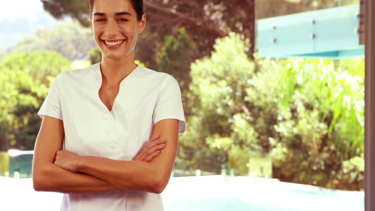 mujer sonriente con los brazos cruzados