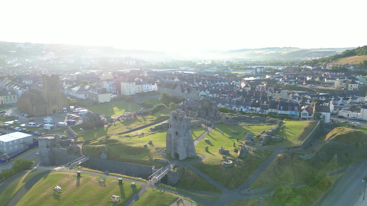 영국 웨일즈 애버리스트위스 해변, 항구, 바다 쪽, 클리프 및 타운 프론트 주변의 여름날 무인 항공기 영상-9