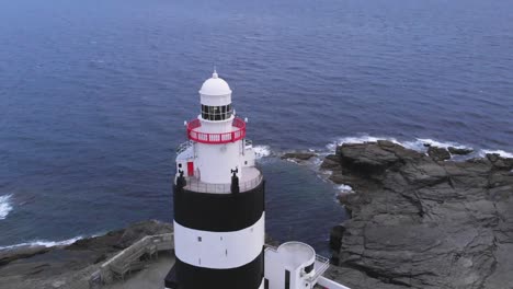 vista aérea del faro sobre el mar durante el día