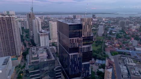 los rascacielos corren hacia los cielos en la ciudad de cebu, filipinas