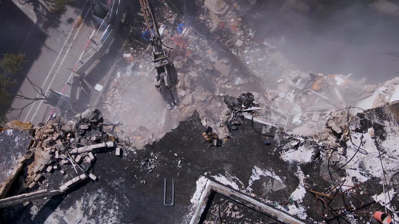 тяжелое оборудование мощная техника, работающая на сносе зданий