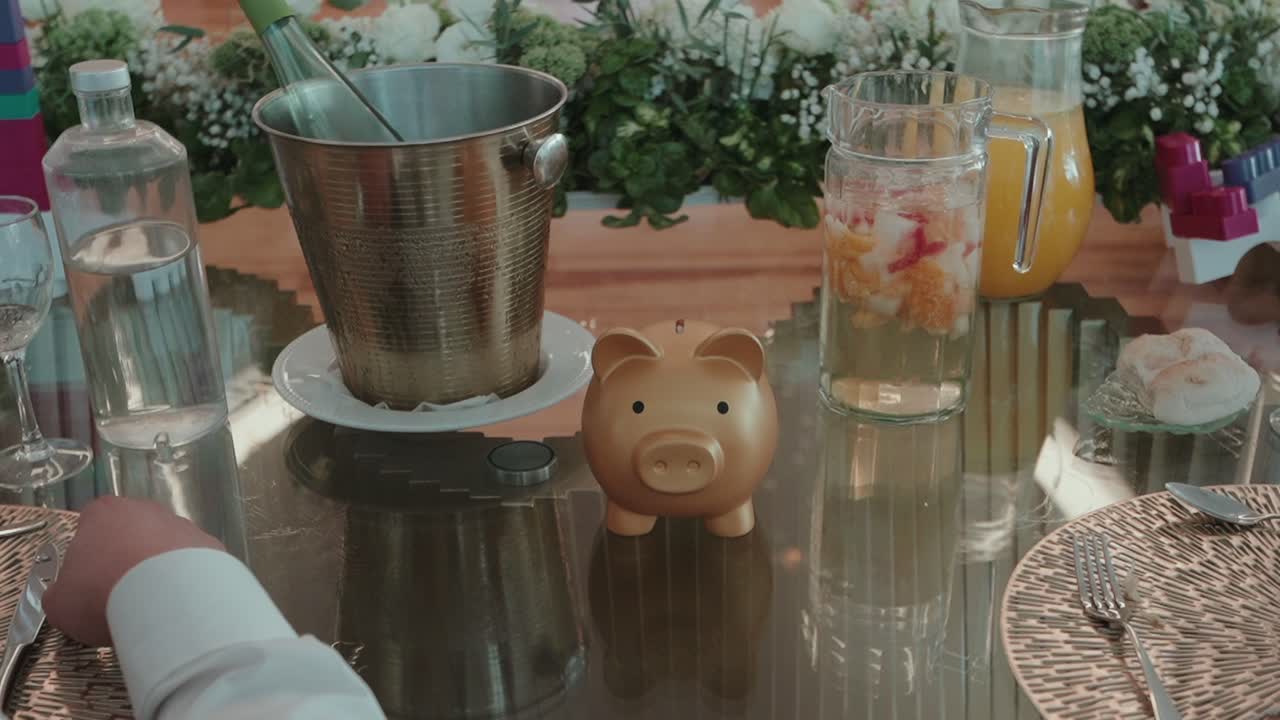 mesa de casamento com cofrinho dourado e exibição de bebidas