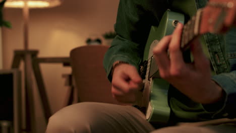 hombre tocando la guitarra