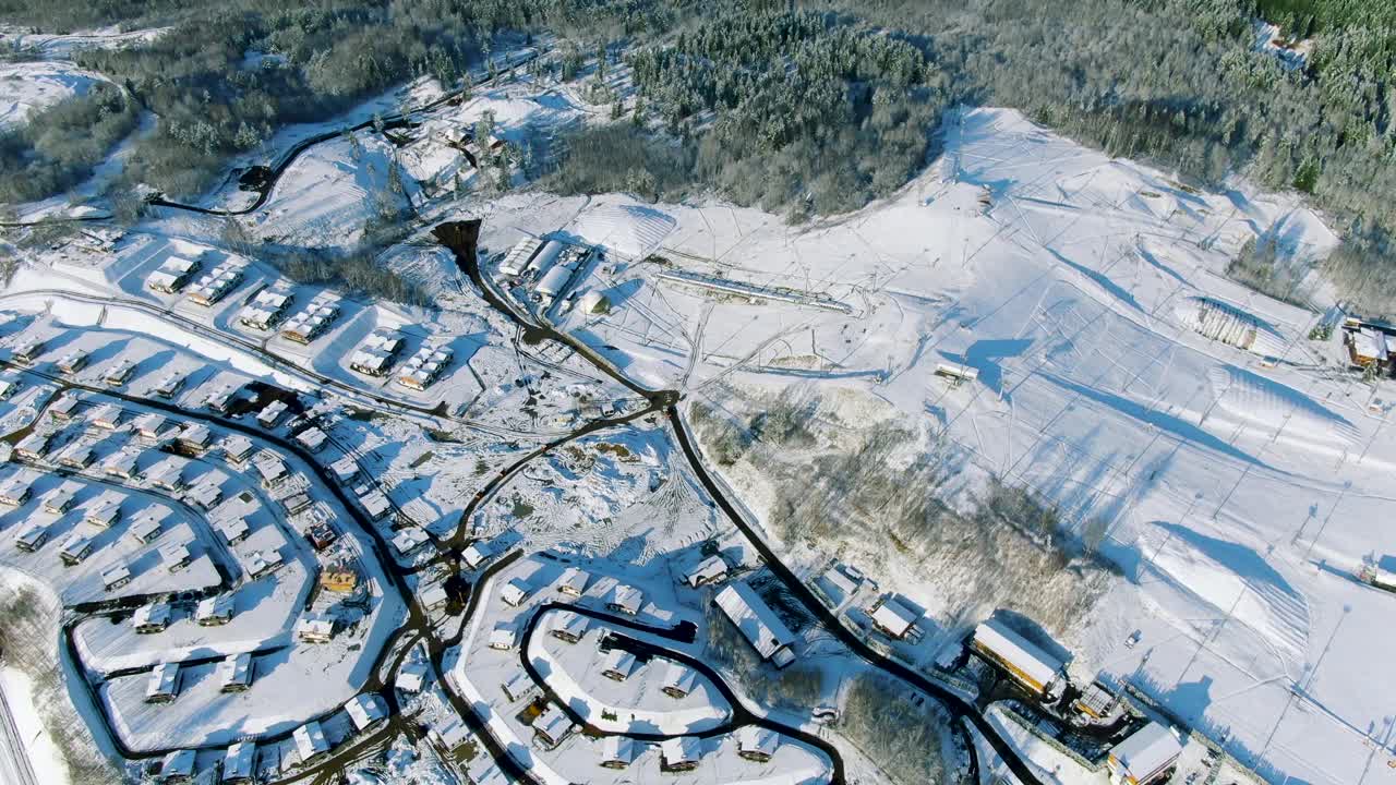 взгляд с воздуха на заснеженную деревню горнолыжного курорта
