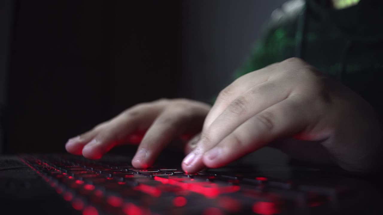 concepto de ciberseguridad. persona programando en una computadora portátil