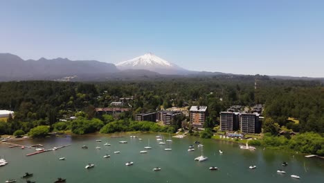 toma aerea del volcan pucon y villarica