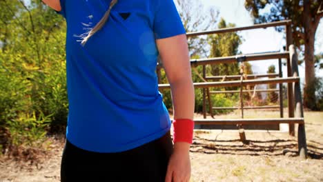 mujer cansada relajándose en el campamento de entrenamiento