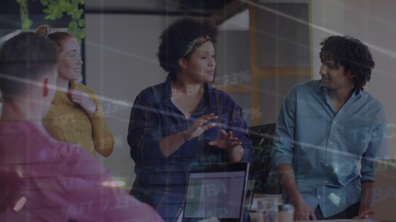 animación de procesamiento de datos del mercado de valores sobre mujer biracial hablando con colegas en la oficina