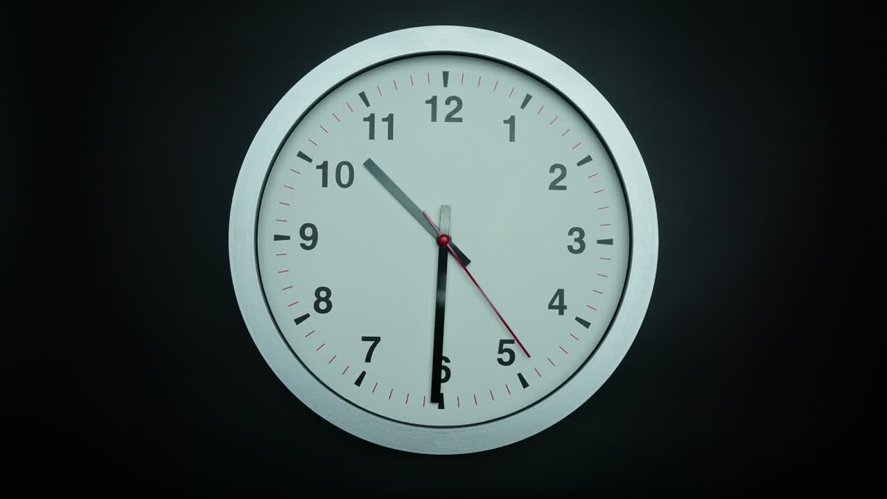 el reloj de pared blanco muestra la hora a las once.