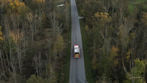 vehículo de camión de bomberos de emergencia conduciendo rápido a lo largo de una carretera rural recta con luces intermitentes, misión de rescate de primeros auxilios para alerta de extinción de incendios, ruta de ruta a través de tierras naturales y árboles