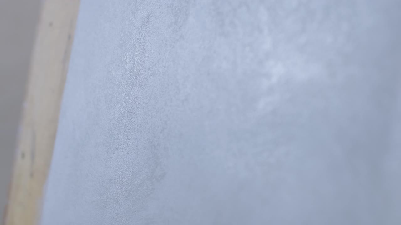 浅い灰色のテクスチャー付きの壁