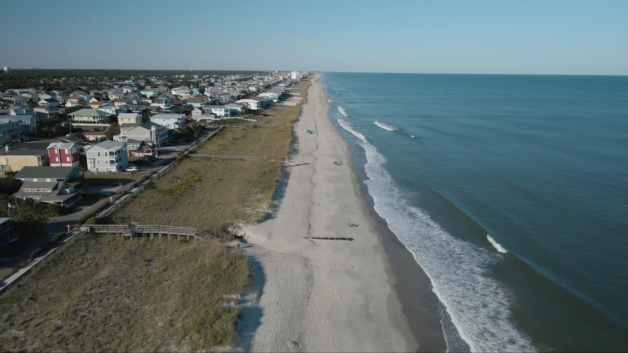 Ampia ripresa aerea lungo Kure Beach, composizione simmetrica 4K