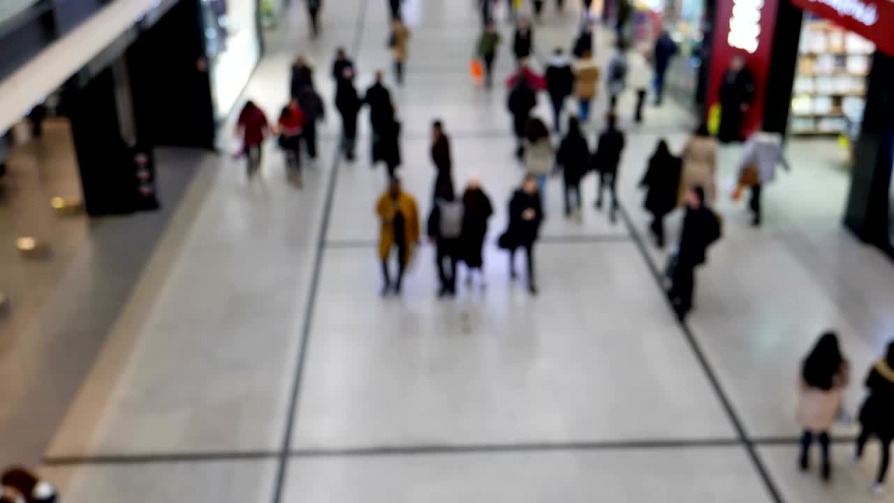 pasajeros ocupados en la plaza de san pedro de manchester con tranvías. manchester, reino unido alrededor de diciembre de 2017