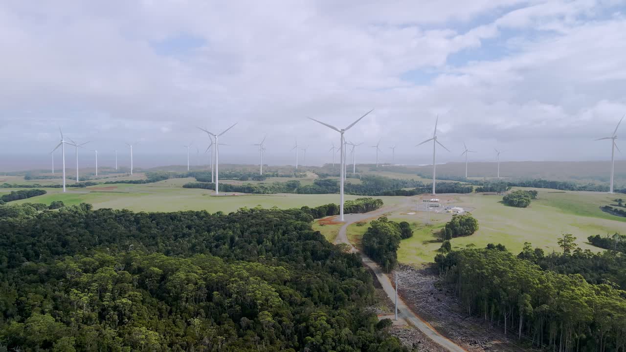 granja eólica de energía verde con turbinas giratorias en un día soleado vista aérea en la costa oeste de tasmania, australia