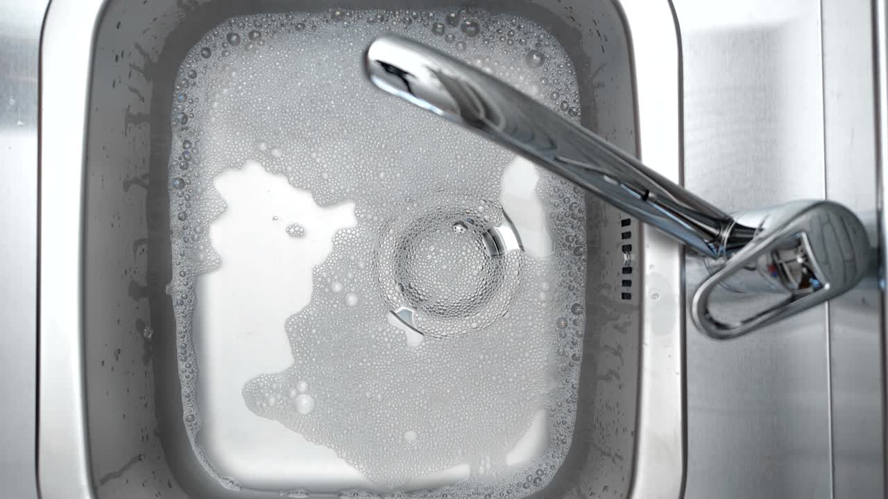 agua por un desagüe del fregadero.