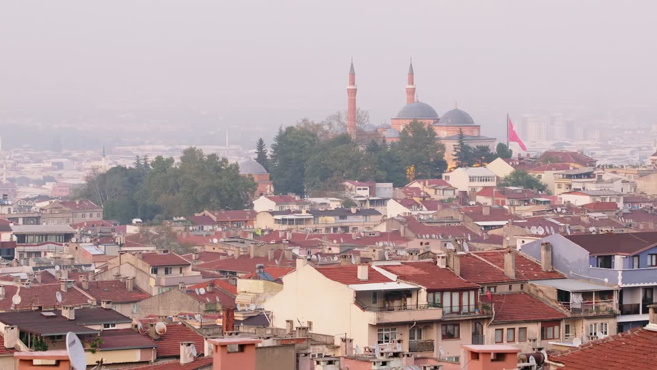 el paisaje urbano de bursa desde el distrito de tophane, turquía
