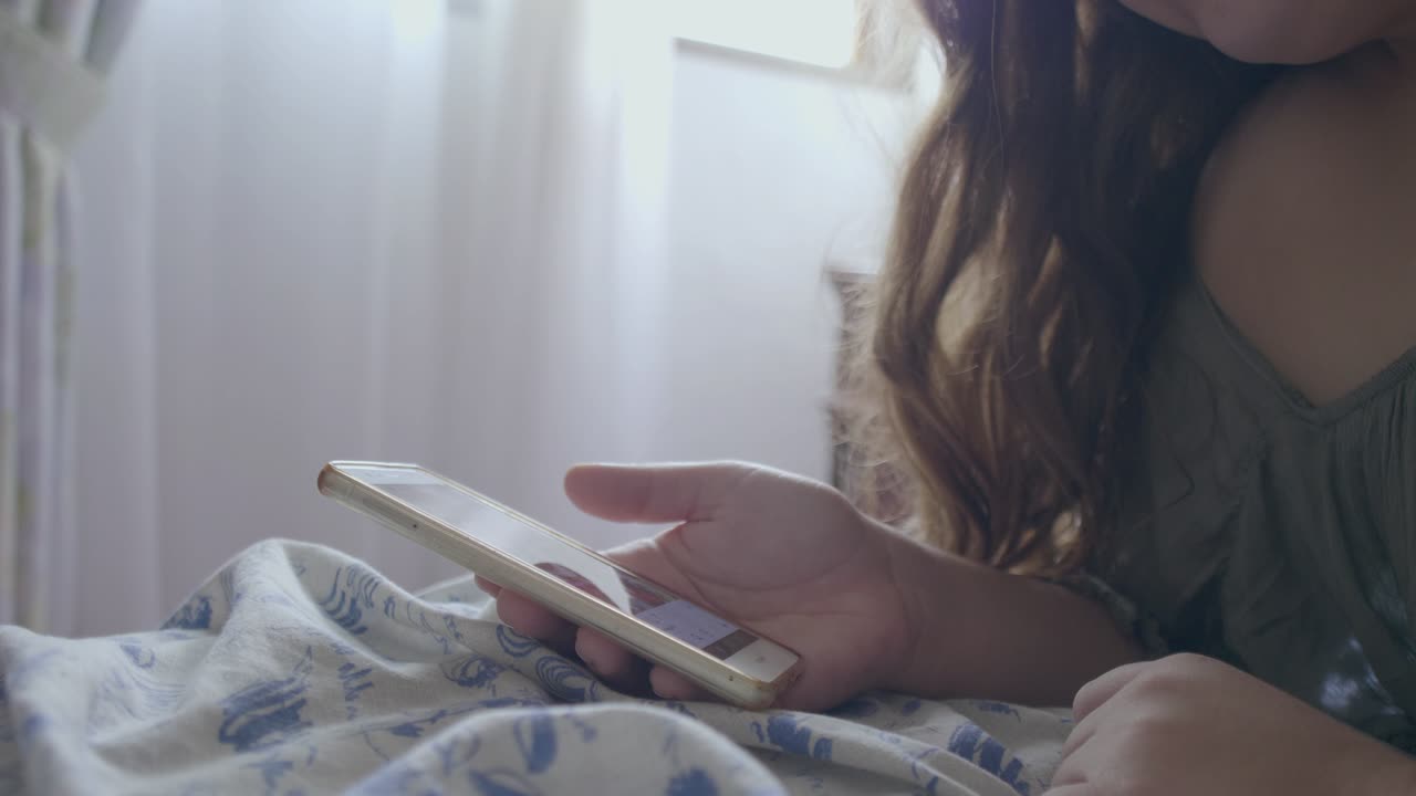 Giovane donna chiacchiera con il suo smartphone sui social network