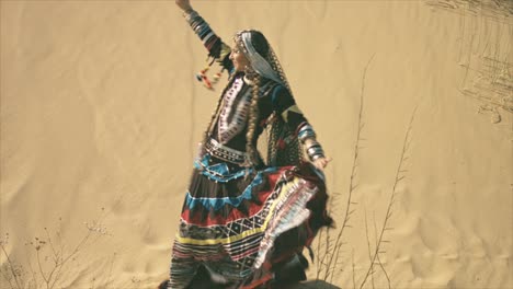 mujer gitana girando en el desierto