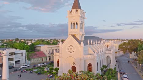 drone ascendente toma de la hermosa catedral de san pedro apóstol iluminación por el atardecer dorado