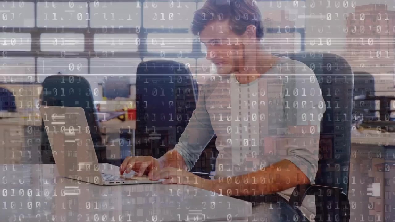 Ung mann jobber på bærbar PC på kontor med digitalt dataoverlegg
