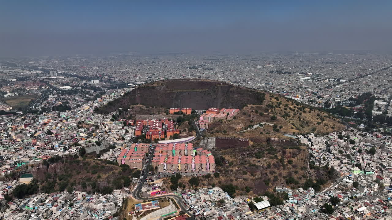 멕시코 시티 이즈타팔라파에 있는 화산 세로 분화구 내부의 아파트 건물에 접근하는 조감도