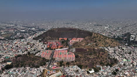vista aérea acercándose a un edificio de departamentos dentro del cráter del volcán cerro, en iztapalapa, ciudad de méxico