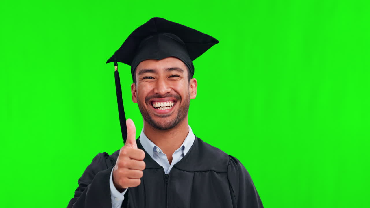 graduado, retrato de hombre pantalla verde con los pulgares hacia arriba