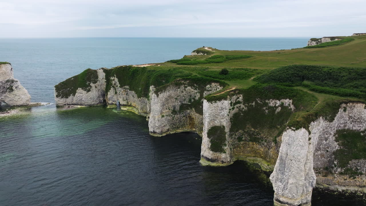 Old Harry Rocks, slavná křídová formace útesu v Handfast Point v Dorsetu, Anglie, Spojené království – letecký záběr