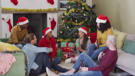un grupo feliz y diverso de amigos compartiendo regalos en la época de navidad